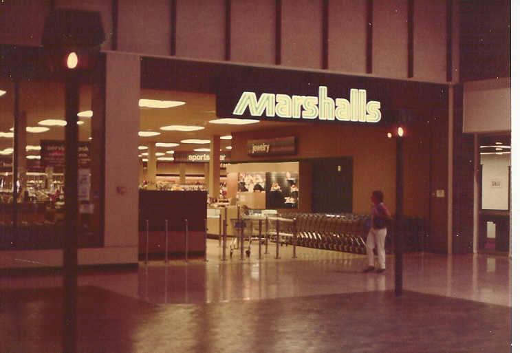 Trip to the Mall FLASHBACK Deerbrook Mall in Deerfield, Illinois