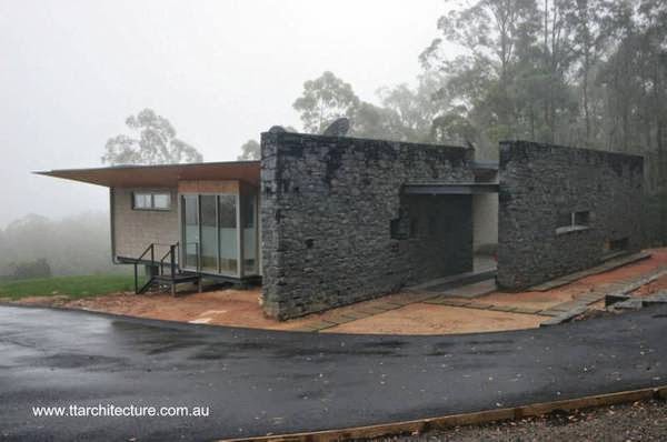 Arquitectura de Casas: Moderna casa rural tipo cabaña sobre pendiente