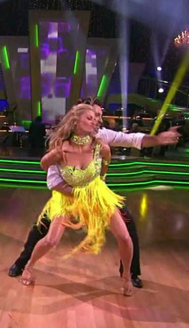 Erin Andrews s Upskirt Yellow Panty Moment in Dancing with the Stars