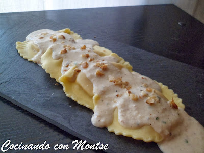 Raviolis Rellenos De Queso De Cabra Y Cebolla Caramelizada, Con Salsa De Nueces.
