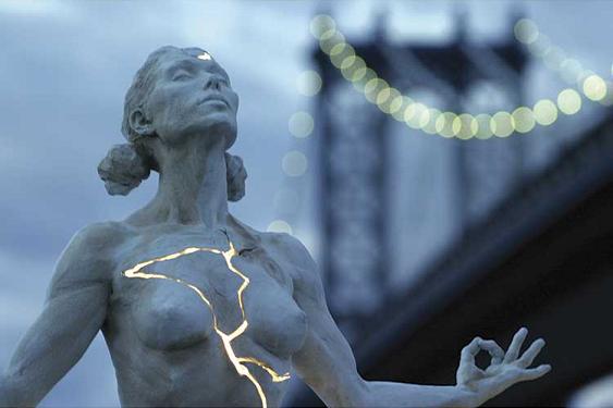 escultura estátua luz rachadura irradiando paige bradley