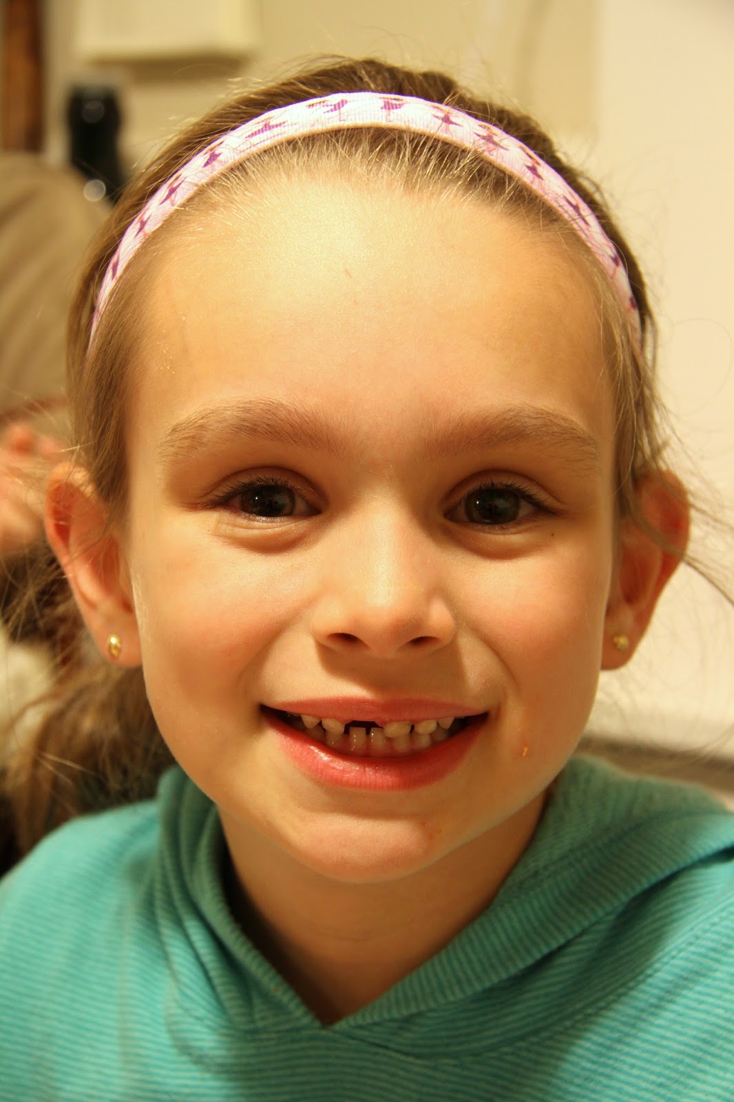 la famiglia My big 6 year old loses her first tooth!