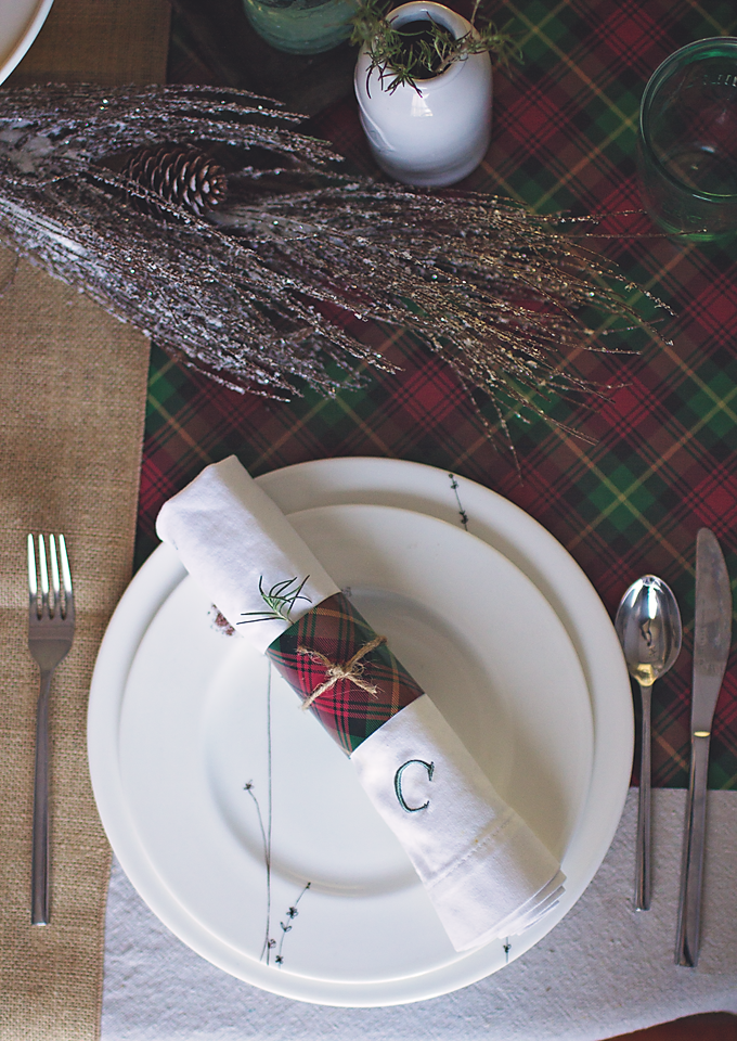This might be the simplest holiday project you ever do! Have company coming over for a pre-holiday dinner? Just want your table to be set for the holidays just in case? This is so simple, I wish I'd thought of it years ago. Wrapping paper holiday hack for a classic table setting