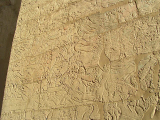 نقش رائع على جدران معبد الرمسيوم يمثل الاشتباك العنيف بين الجيشين المصرى والحيثى