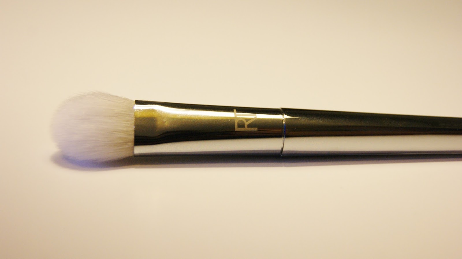 BEAUTY REVIEW REAL TECHNIQUES BOLD METALS 200 OVAL SHADOW BRUSH A