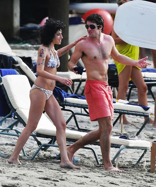  Amy Winehouse y con el actor Josh Bowman.