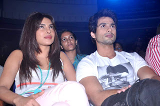 Shahid & Priyanka visit Jaihind College for promotion