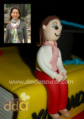 tarta, tarta fondant, tarta fondant Sevilla, tarta promoción, figuras de fondant, tarta fondant libros, tarta fondant birrete, 