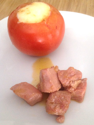 Tomate relleno de atun encebollado Tomate relleno de atun encebollado