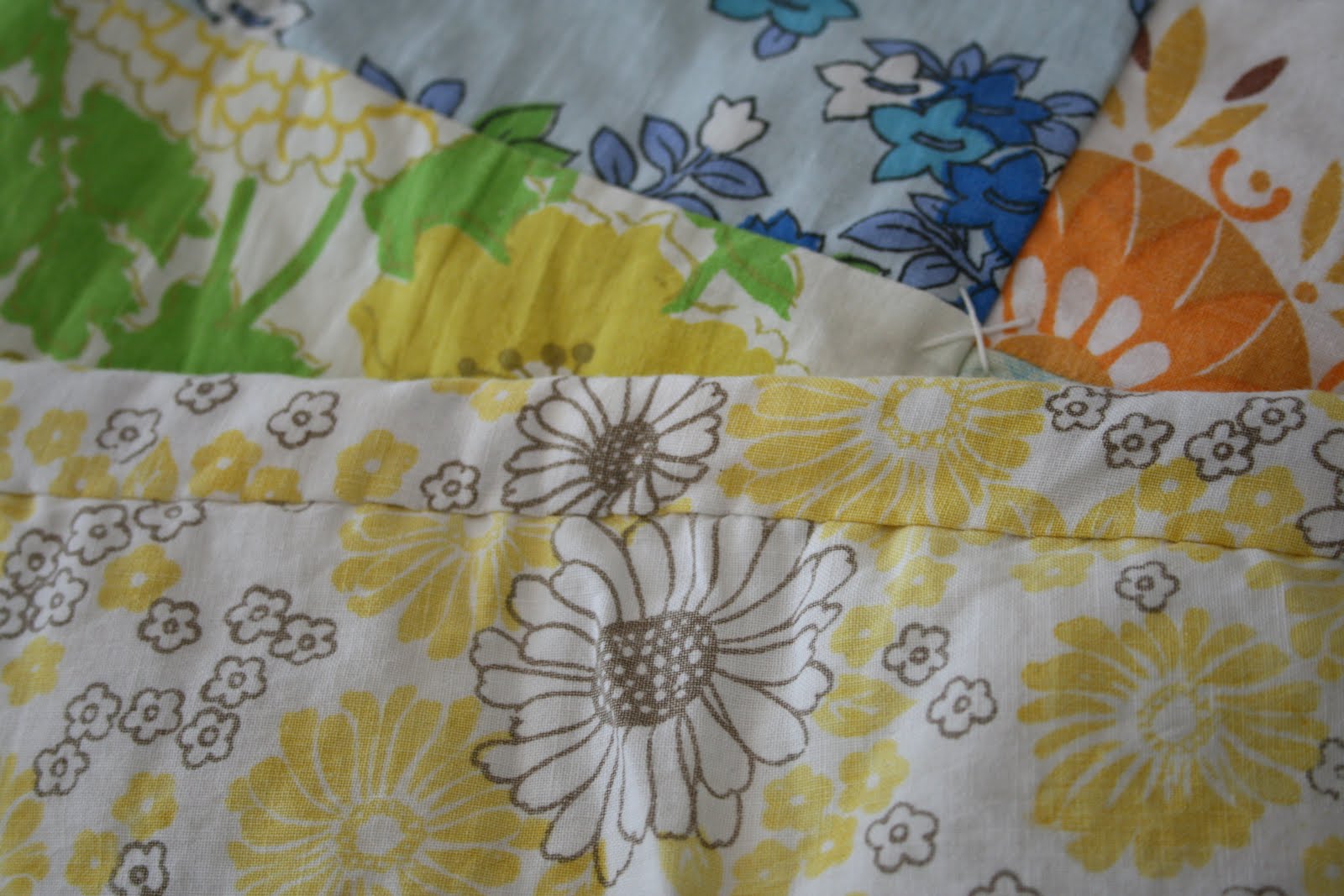 Buckingham Road Retro quilt complete.