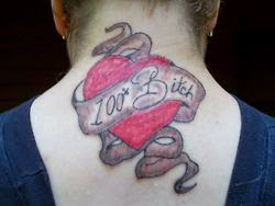tatuaje con un corazon que dice cien por ciento perra