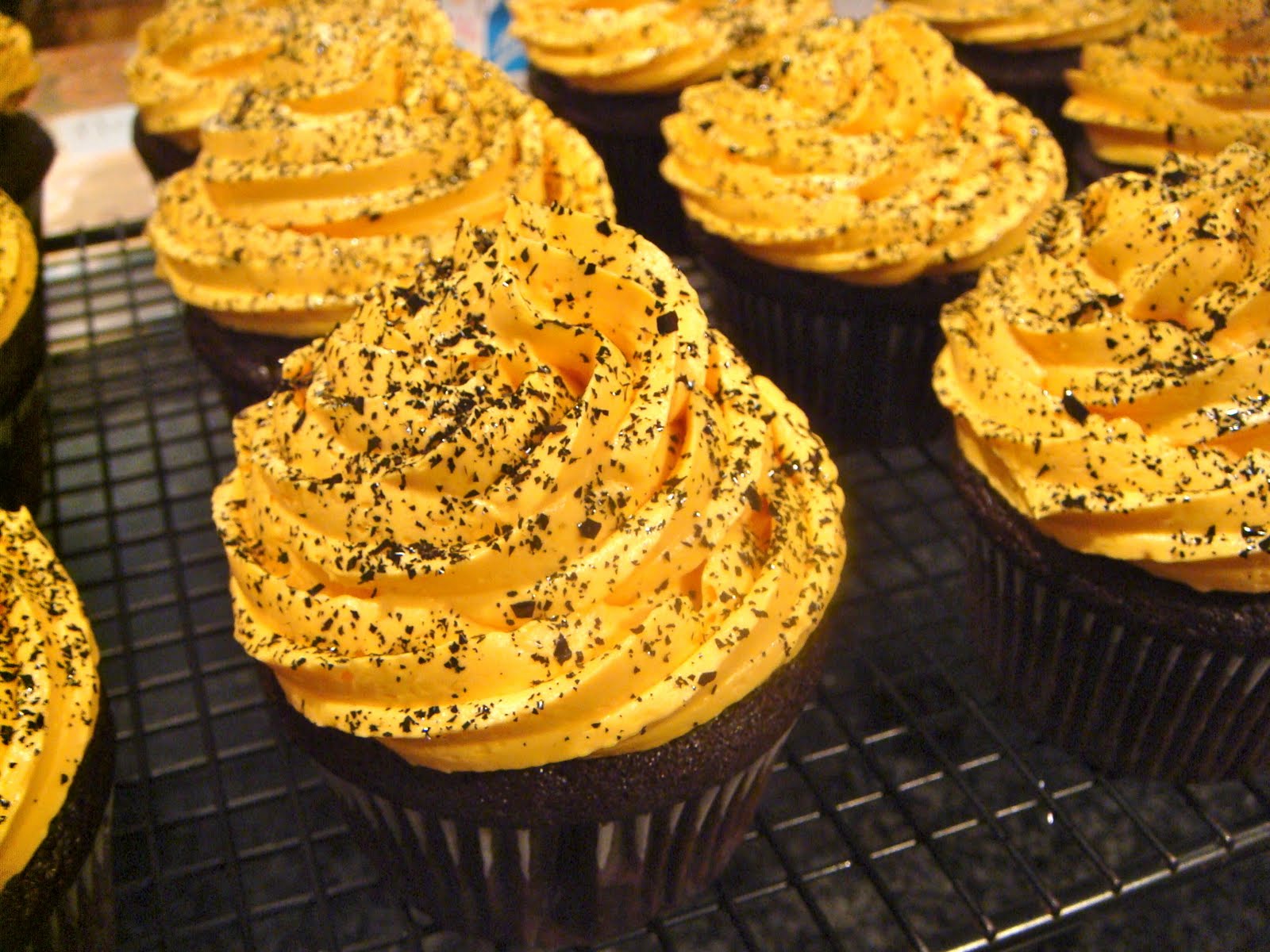 Delicious Dishings Boston Bruins Black And Gold Cupcakes