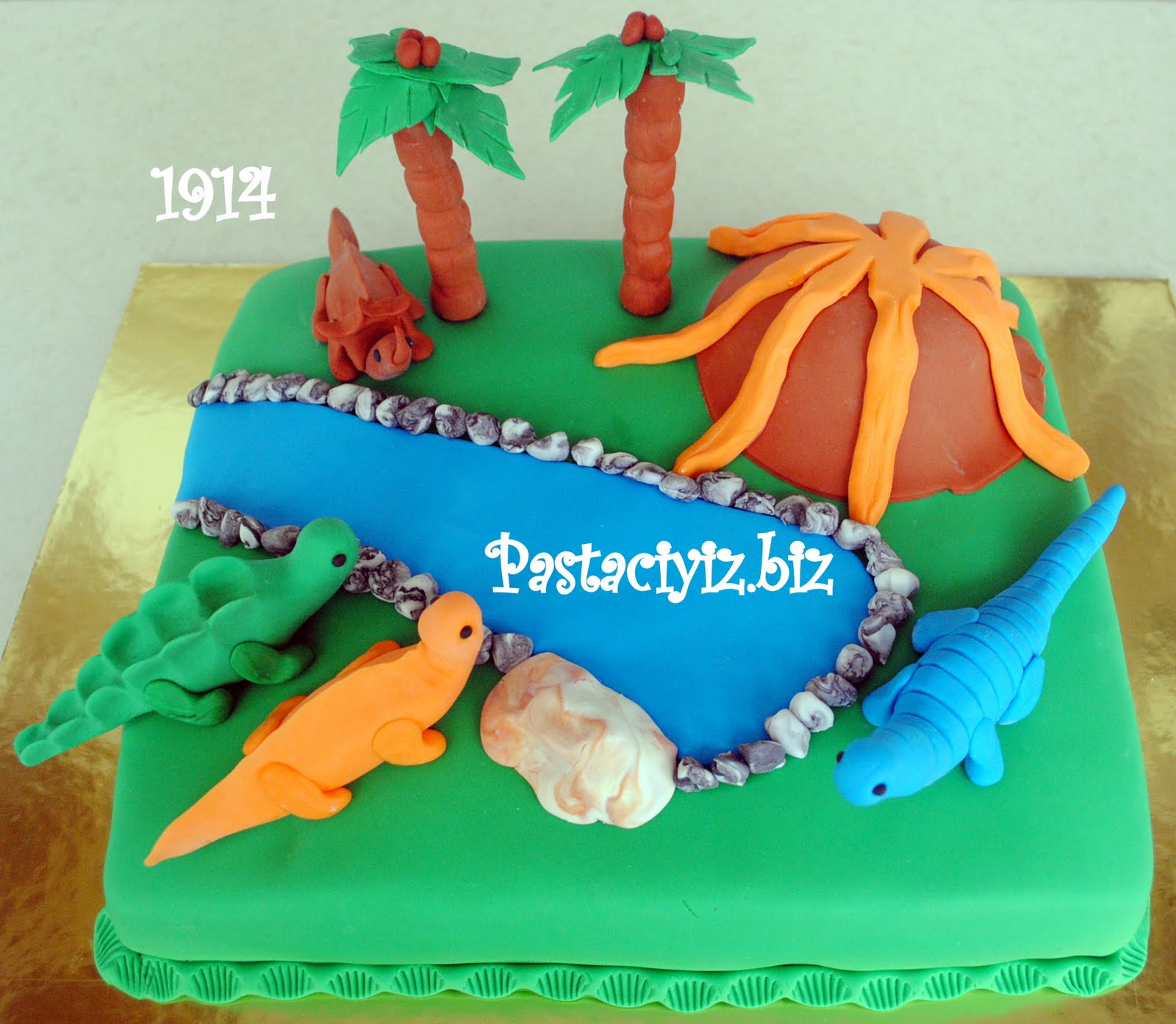 DİNAZOR PASTASI VE KURABİYELERİ