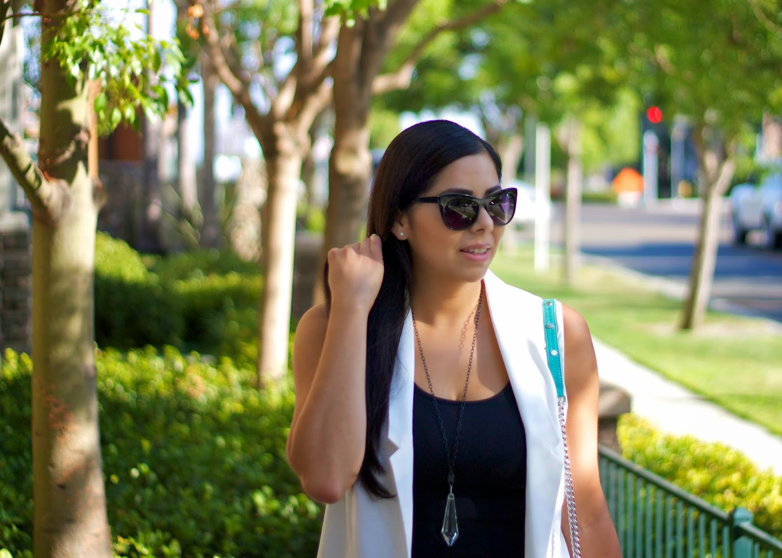 Sleek black and white look sleek black and white, white oversized vest, white longline vest, how to wear a white vest, acrylic necklace, forever 21 black sunnies