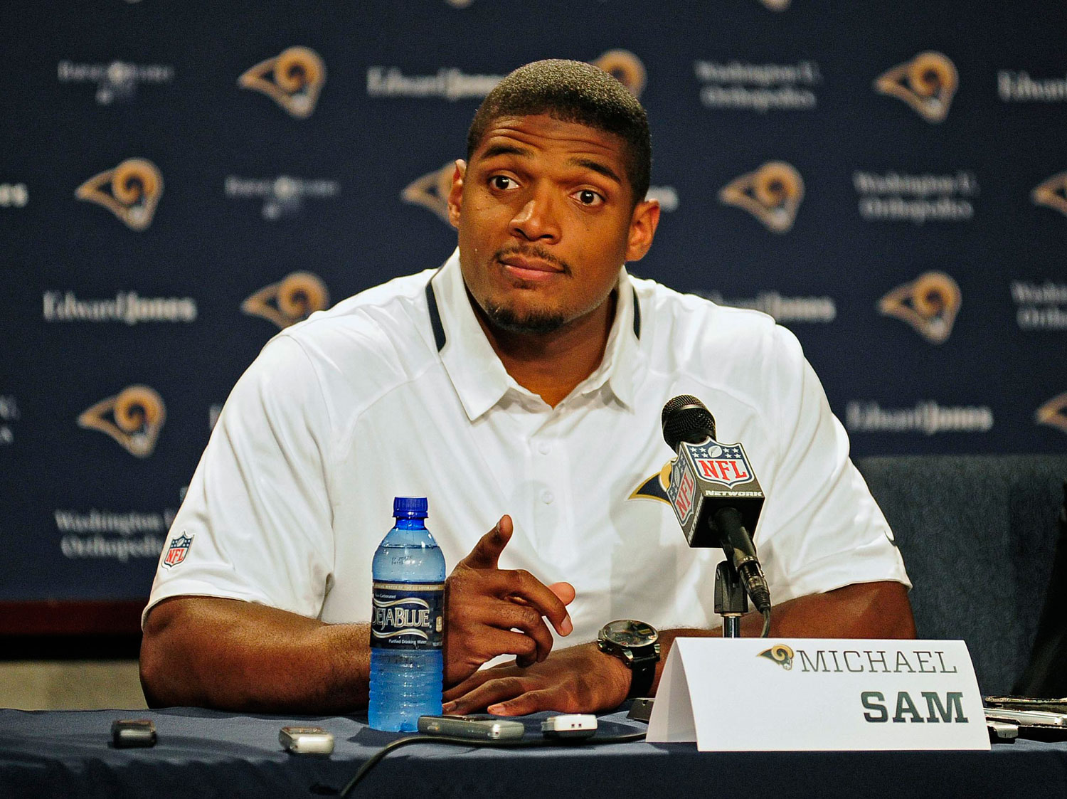 Michael Sam, gay assumido, dá tempo na carreira. Michael Sam, gay assumido, dá tempo na carreira.