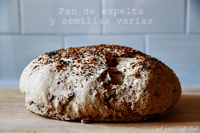 Pane con farina di farro e semini