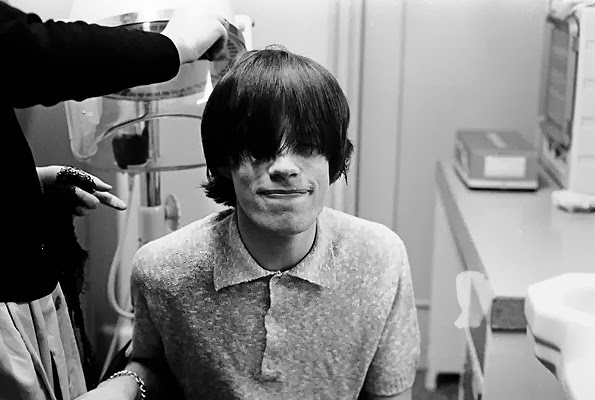 Stones News, Links, Témoinages - Page 38 Mick+Jagger+at+the+hairdresser,+1963+%282%29