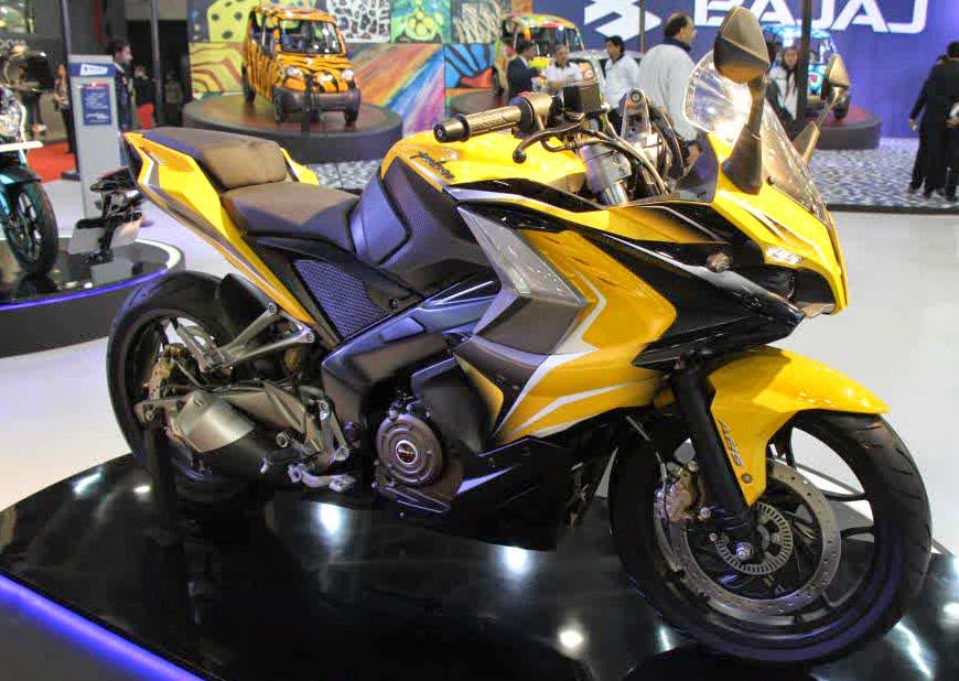 Pulsar 200SS tertangkap kamera lagi mejeng di showroom cakbro.