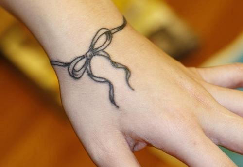 Tatouage poignet 50 modèles qui nous inspirent