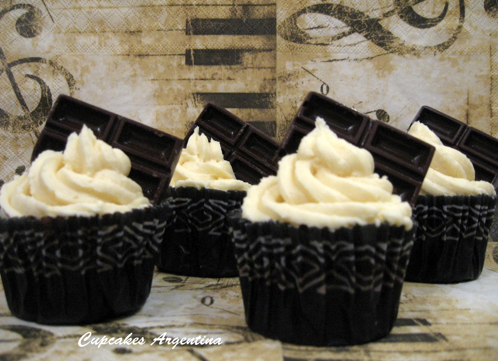 Cupcakes Argentina: Cupcakes de chocolate negro y buttercream de chocolate blanco