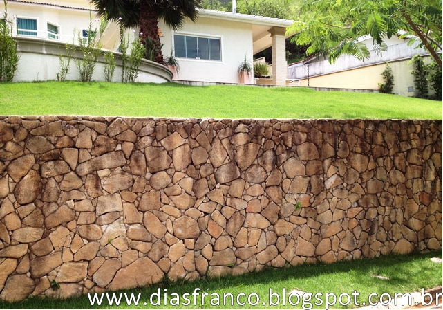 Muro de contenção com pedra rachão em Guararema/São Paulo. 