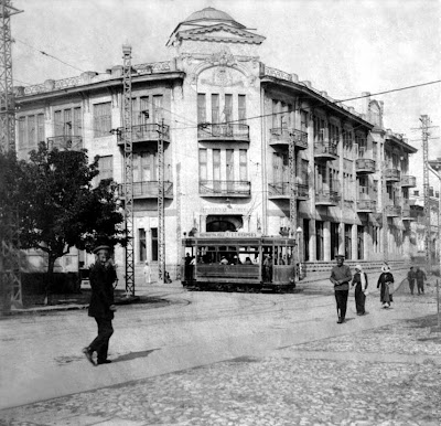 Трамвай перед гостиницей Европейская в Симферополе