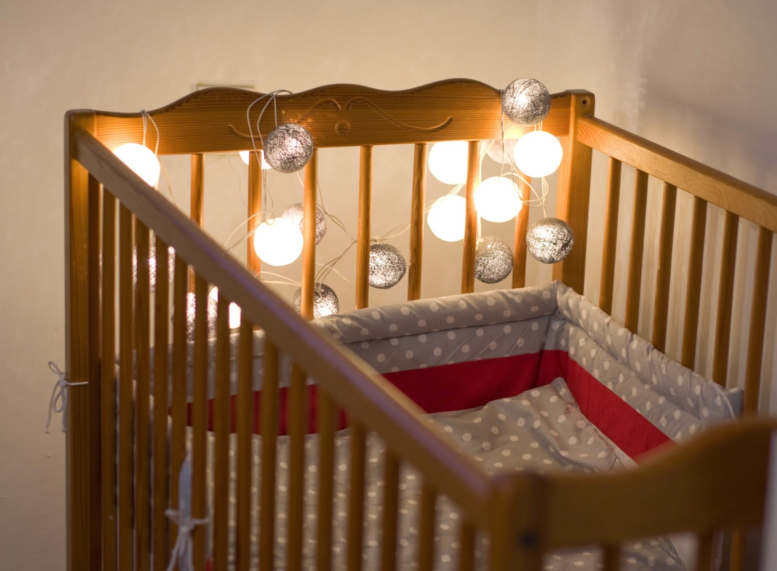 METAMORFOZA DZIECIĘCEGO ŁÓŻECZKA CZYLI COTTON BALL LIGHTS