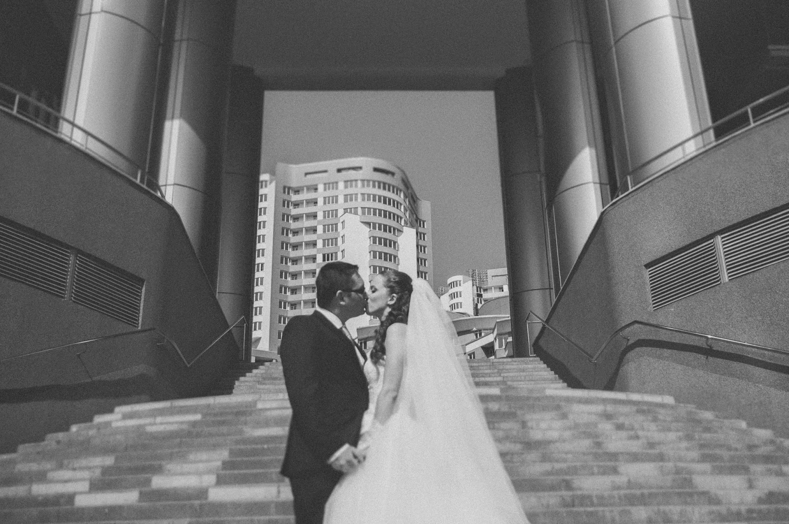 Вика и Денис. Свадебная фотосессия_4 свадебный фотограф, свадебная фотография, архитектурная съемка, фотосъемка в Киеве, урбанистическая свадьба, фотография на фоне зданий в Киеве, красивые свадебные фотографии