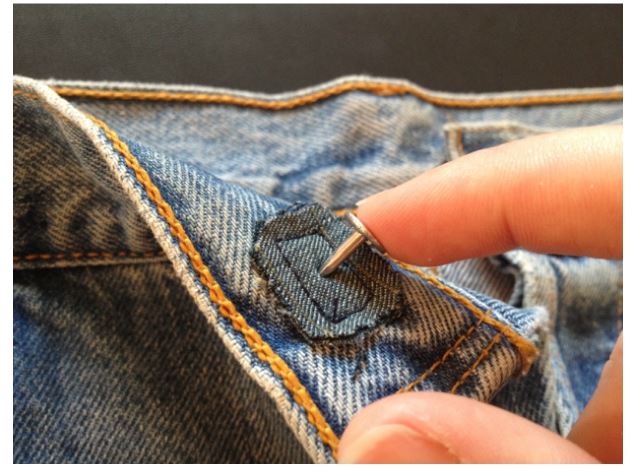 Cara Memperbaiki Kancing Celana Jeans yang Rusak PT