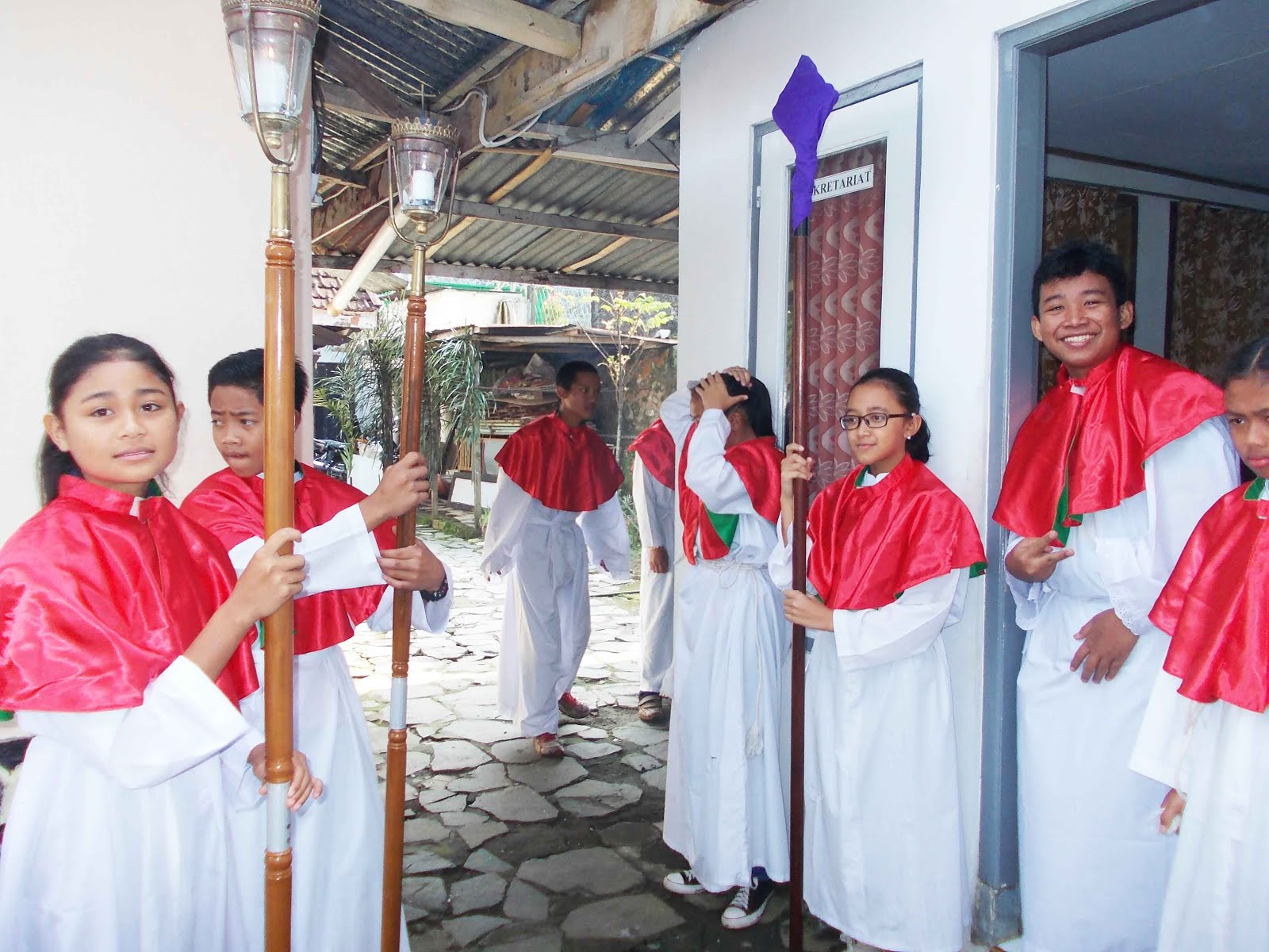 Putera-Puteri Altar mempersiapkan diri untuk Misa Minggu Palma