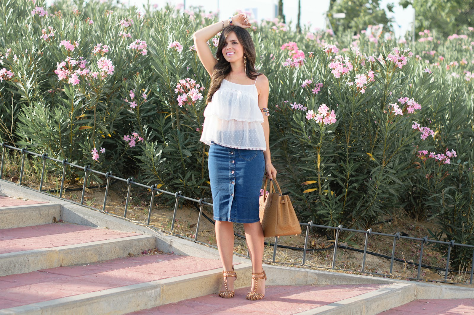 Look con falda lapiz vaquera y bolso birkin camel