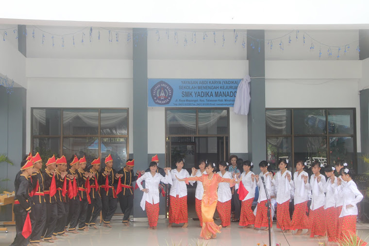 TARI MAENGKET SMK YADIKA MANADO