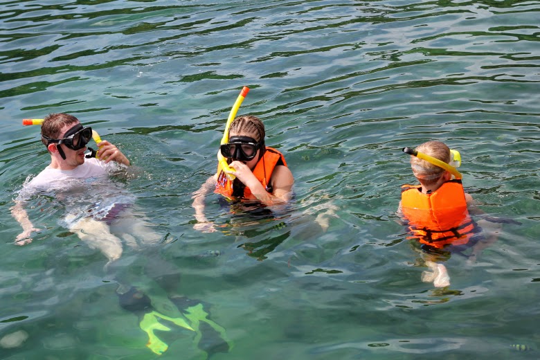 Snorklaamasssa Family snorkeling
