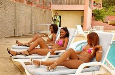 Foto de mulheres negras de biquíni.