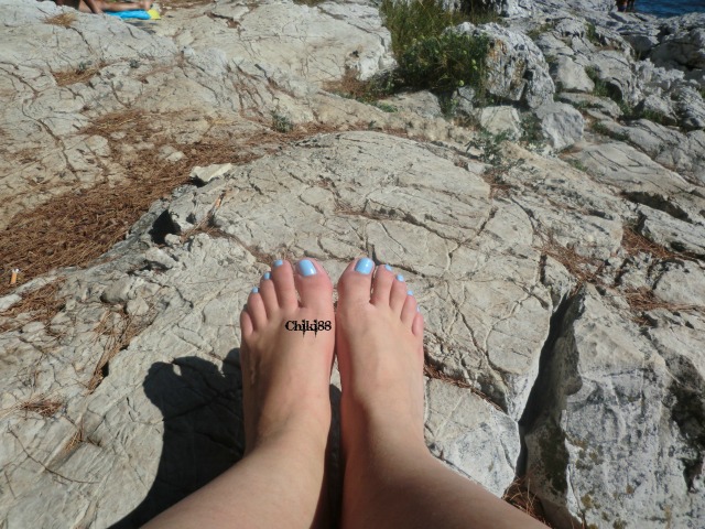 Nail art - Blue stripes - foto al sole