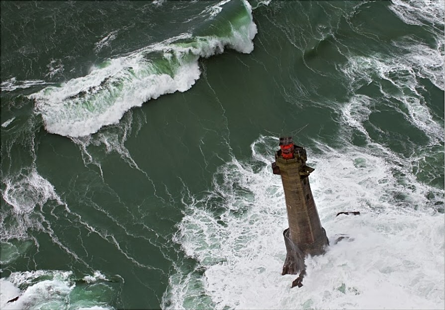 El faro Nividic azotado por olas de 20 metros durante el temporal de ...