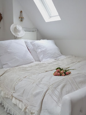 Heavens rosé Cottage: Schlafgemach im Dachzimmer
