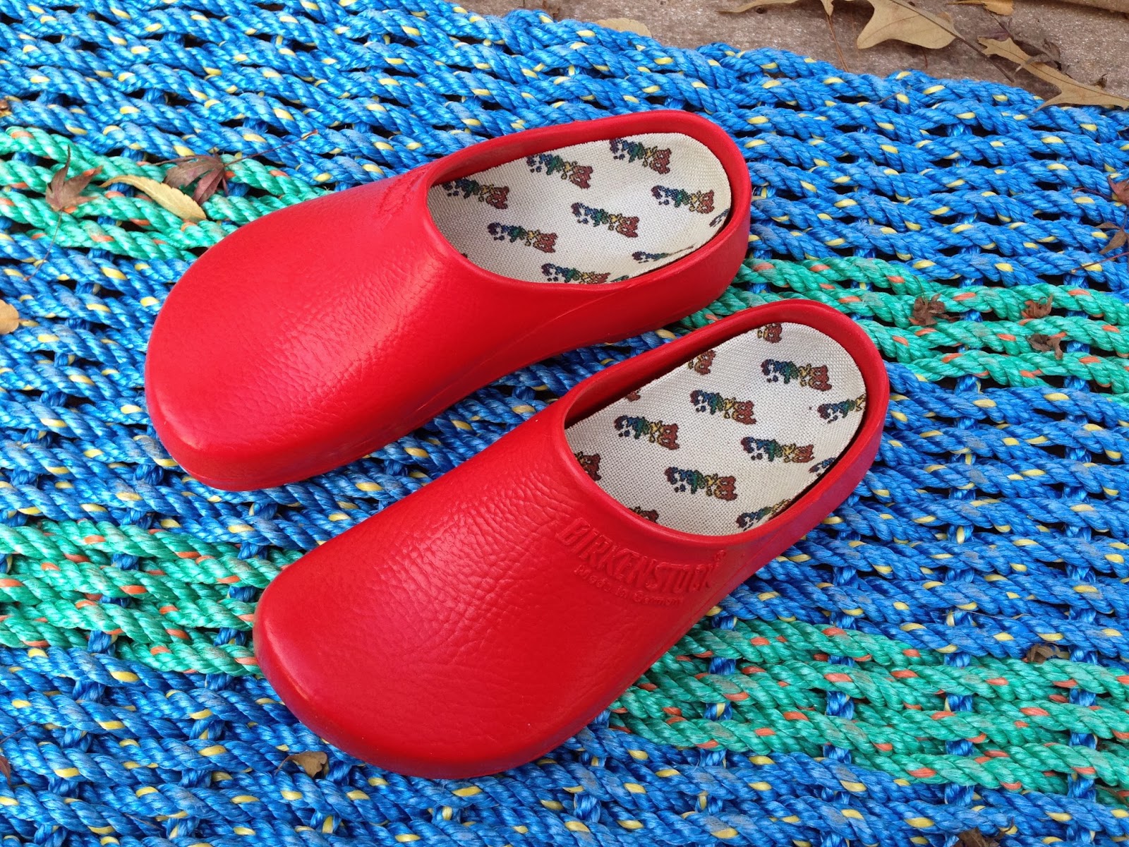red garden clogs