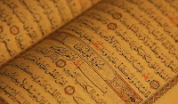 Kur’an Beyandır, Açıklayıcıdır, Açıklar… Bilmeyenler dediler ki: Allah bizimle konuşmalı ya da bize bir âyet (mucize) gelmeli değil miydi? Onlardan öncekiler de işte tıpkı onların dediklerini demişlerdi. Kalpleri (akılları) nasıl da birbirine benzedi? Gerçekleri iyice bilmek isteyenlere âyetleri apaçık gösterdik.