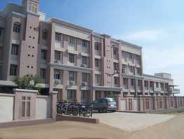 Indian College Student Campus: Parul Institute of Management college in