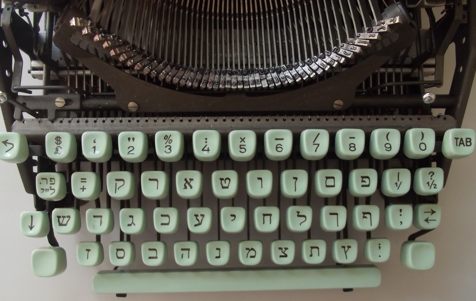 oz.Typewriter Typewriting in Hebrew So Easy a Bambino Can Do It
