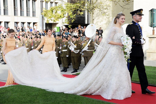 Le 20 octobre 2012, comtesse belge scintille en robe de mariée dentelle à couper le souffle comme elle épouse héritier du trône de Luxembourg lors d\u0027une