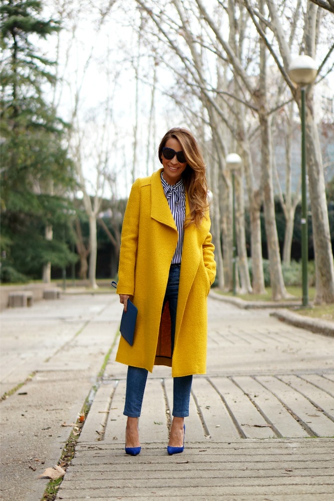 CON DOS TACONES MUSTARD COAT