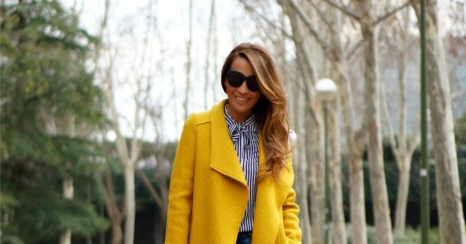 CON DOS TACONES: MUSTARD COAT