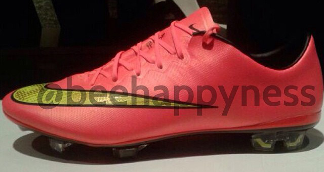 Nike mercurial vapor 13 pro ag pro 606 in rot soccerboots