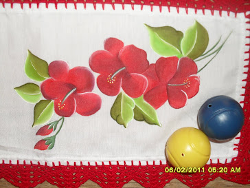 Toalhinha de estante/flores vermelhas