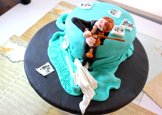 Tarta de Violinista, de fresa rellena de buttercream de chocolate blanco, decorada con fondant, por Sweet KOKEKO
