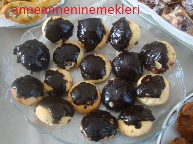 Anneannenin emekleri sayfasına hoş geldiniz ÇİKOLATA SOSLU KURABİYE