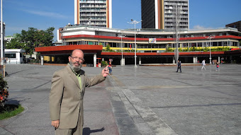 Plaza Diego Ibarra y las Torres del Centro Simón Bolívar o Torres de El Silencio