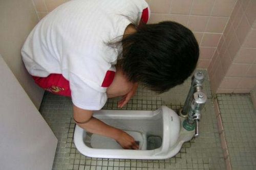 Inovasi Di Sekolah Jepang, Membersihkan Toilet Dengan Tangan Kosong [ www.BlogApaAja.com ]